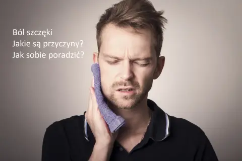 Mężczyzna z bólem szczęki przy gryzieniu, przykłada zimny okład. Tekst: "Ból szczęki. Jakie są przyczyny? Jak sobie poradzić?".