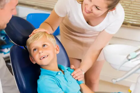 Kiedy pierwszy raz z dzieckiem do dentysty? Uniknij błędów i zadbaj o zdrowie