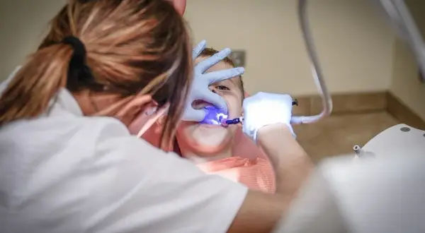Jak umówić się do dentysty bez stresu i niepotrzebnych kosztów – praktyczne porady