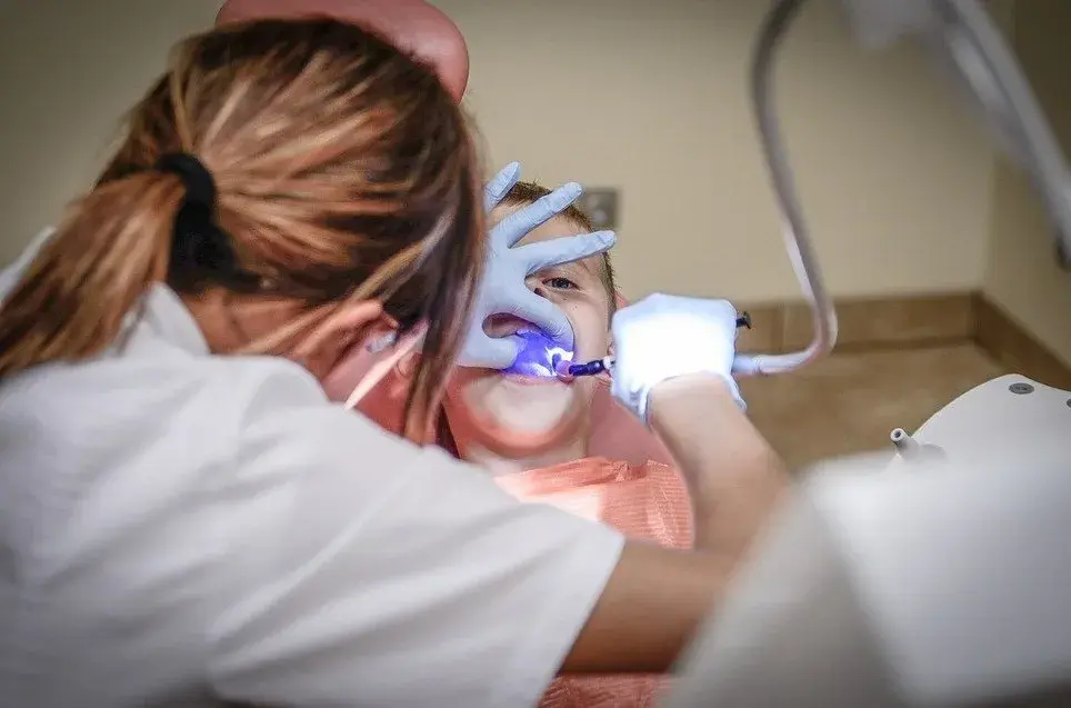 Jak umówić się do dentysty bez stresu i niepotrzebnych kosztów – praktyczne porady