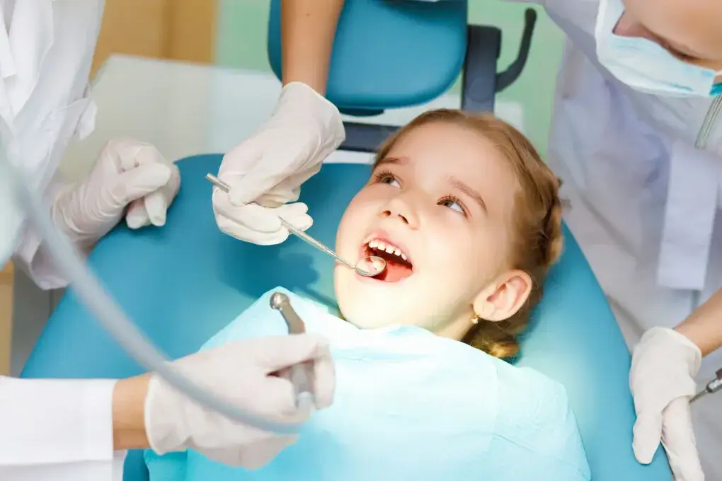 Zdjęcie Kiedy pierwszy raz z dzieckiem do dentysty? Uniknij błędów i zadbaj o zdrowie